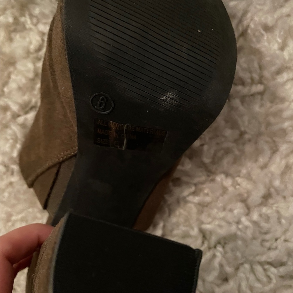 Olive mules - Picture 2 of 2